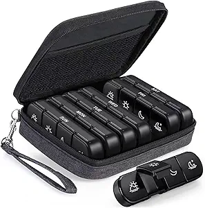 PULIV Weekly Pill Organizer 4 φορές την ημέρα με μια τσάντα Business Stylish, Portable Pill Box 7 Ημέρα με 28 διαμερίσματα για τους άνδρες, Αποσπώμενα χάπια ταξινομητές για να αποθηκεύσετε βιταμίνη, φαρμακευτική αγωγή, ιχθυέλαιο, συμπληρώματα