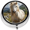 Round Pill Box Horse on Green Grass Χαριτωμένο μικρό Pill Υπόθεση 3 Διαμέρισμα Pillbox για Pocket Portable Pill Κάτοχος Δοχείου για να κρατήσει βιταμίνες Φάρμακα ιχθυέλαιο και συμπληρώματα