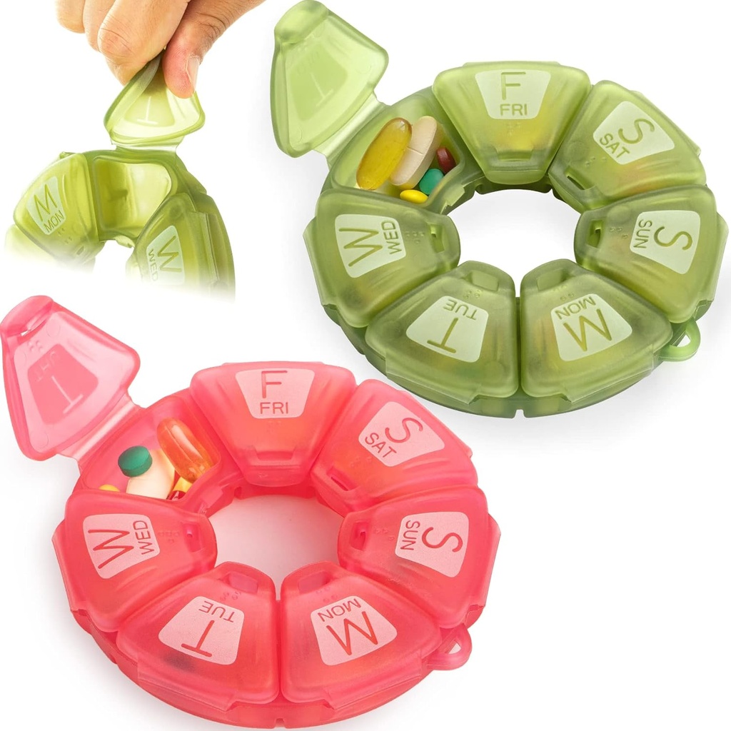 Round Weekly Pill Organizer, TPU Καουτσούκ, Travel Pill Container 7 Ημέρα, με 7 μεγάλα διαμερίσματα, Μεγάλη για την Καθημερινή Βιταμίνες & Συμπληρώματα, Χαριτωμένη θήκη χάπι με Μεγάλα Γράμματα και Μπράιγ (2 τεμ)